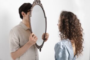 Et si on arrêtait de regarder son propre reflet dans le miroir ? audeo-formation-caroline-chevallier-communication-orale-lemans-jeux-pedagogiques